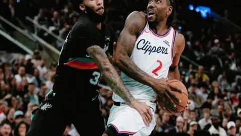 贝蒂斯携手《火影忍者》推出漩涡鸣人主题球衣，正面背面印有角色形象。